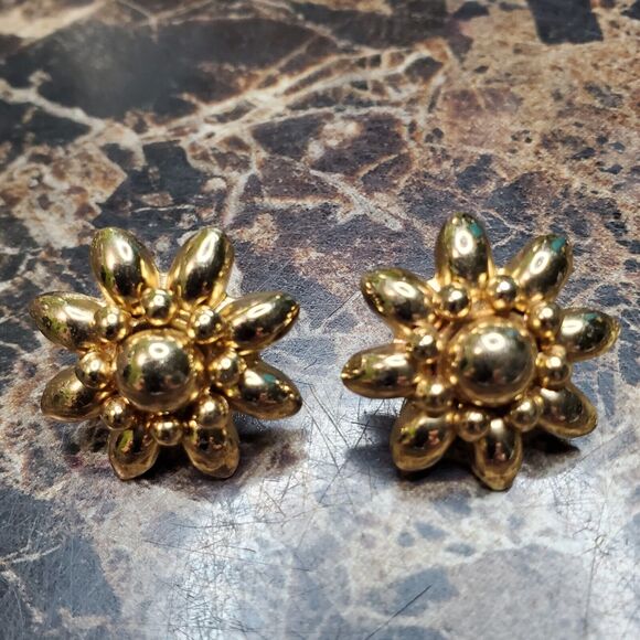 Vintage Coro Gold Tone Flower Screwback Earrings - Picture 3 of 11